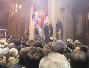 Sırbistan’da belediye meclis binasına girmeye çalıştılar