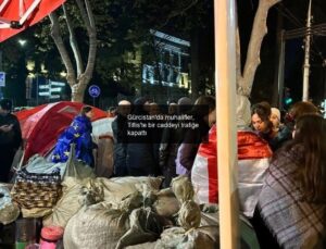 Gürcistan’da muhalifler, Tiflis’te bir caddeyi trafiğe kapattı