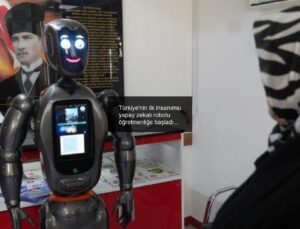 Türkiye’nin ilk insanımsı yapay zekalı robotu öğretmenliğe başladı