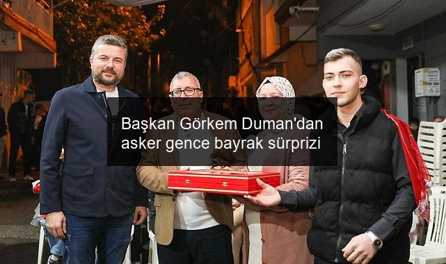 Başkan Görkem Duman’dan asker gence bayrak sürprizi