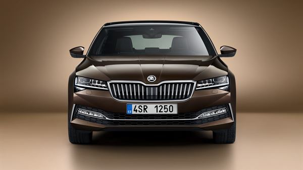 2019 Skoda Superb tanıtıldı: Hibrit seçeneği ve yeni teknolojiler