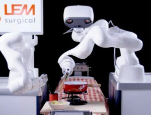 Dünyanın ilk insansı cerrahi robotu CES 2026’da tanıtıldı