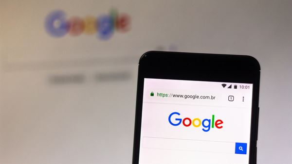 Google Arama yeni tasarımında web sitelerinin adlarını ve logolarını gösteriyor