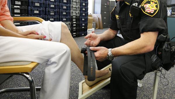 Hollanda polisi tarafından hükümlülere takılan takip cihazları, hatalı yazılım sebebiyle arıza verdi