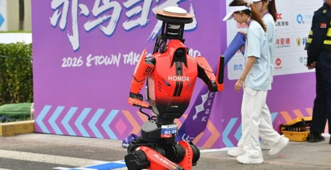 İnsansı robotlardan tarihi yarı maraton koşusu