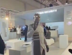 İran’daki teknoloji fuarında robot kılığına girmiş insanlar gösteri yaptı
