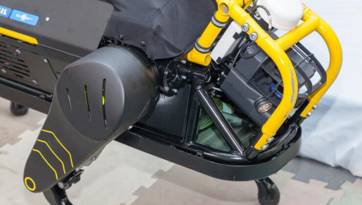 İtalyan robot köpek 3 tonluk uçağı böyle çekti! (video)