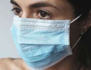 Koronavirüs maskelerde ne kadar süre kalıyor? İşte cevabı!