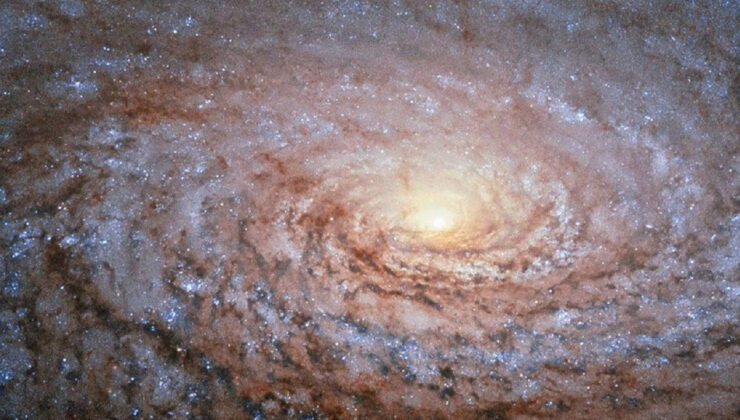 NASA 150 milyon ışık yılı uzaklıktaki galaksinin fotoğrafını paylaştı!