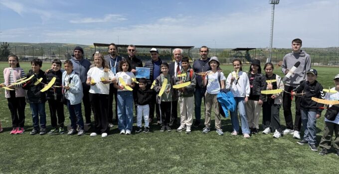 Tekirdağ’da öğrenciler tasarladıkları model uçaklarla yarışıyor