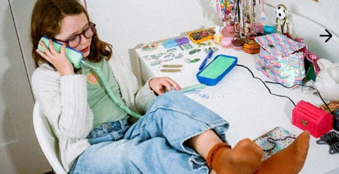 Tin Can: Sessiz Telefonun Nostaljik Dönüşü ve Dijital Sınırlaştirma