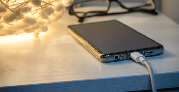 Yeni telefonlarda “12 saatlik ilk şarj” kuralı bitti mi?