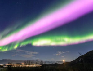 Güneş fırtınası Dünya’nın manyetik alanını yardı: Norveç’te “pembe aurora” görüldü!