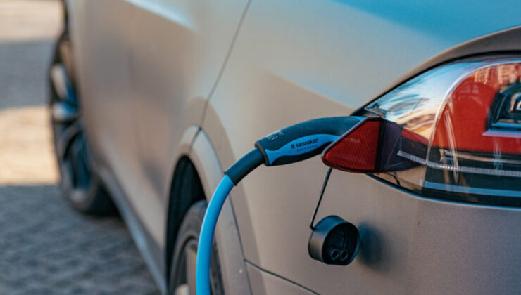 Kendi kendini süren elektrikli traktör, çevre dostu tarım vaat ediyor