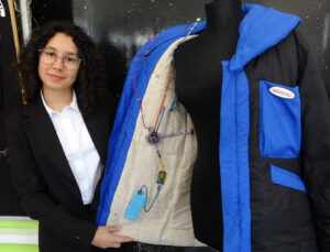 Lise öğrencileri teknolojik mont tasarladı!