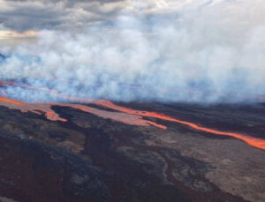 Mauna Loa: Dünyanın en büyük aktif yanardağı 40 yıl sonra ilk kez Hawaii’de patladı