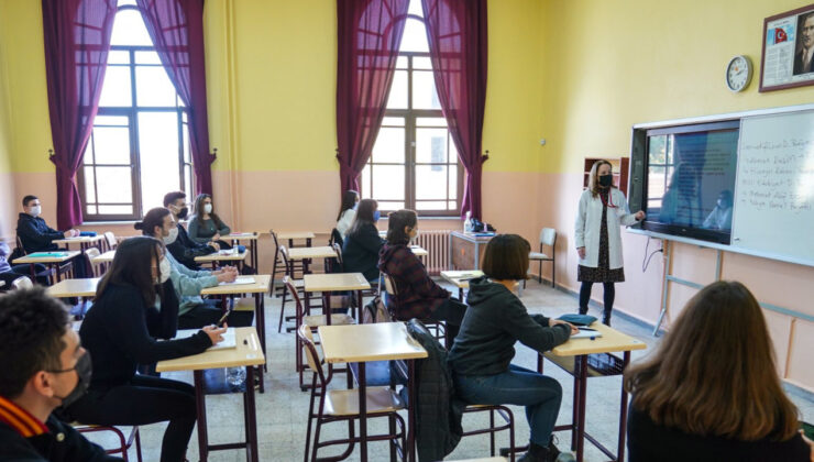 Öğrencilere son saniye sürprizi! Yaz tatili 1 ay uzatıldı!