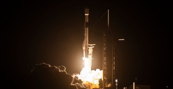 Sesten 7 katı hızlı: SpaceX Falcon 9 roketi Ay yüzeyine çarpacak