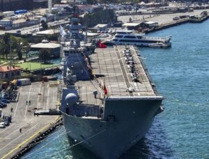TCG Anadolu, İstanbul Boğazı’nda turistlerin gözdesi oldu