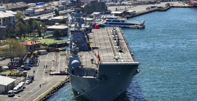 TCG Anadolu, İstanbul Boğazı’nda turistlerin gözdesi oldu
