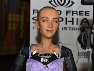 Vatandaşlığa kabul edilen ilk robot Sophia anne olmak istiyor!