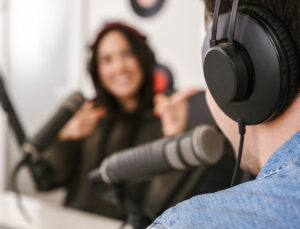Yapay Zeka Üretimli Podcastler: İçerik Yağmuru ve Dinleyici İçgörüleri